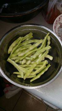 家常菜豆角土豆炖排骨做法图解2)