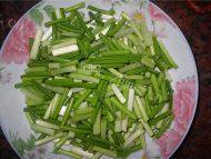 味道十足的蒜苔炒肉做法图解1)
