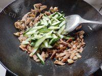 家常菜黄瓜炒瘦肉做法图解8)