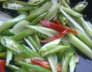 家常菜香芹炒肉片做法图解5)