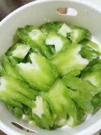 家常菜苦瓜炒鸡肉做法图解2)