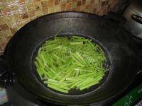 家常菜芹菜炒肉做法图解4)
