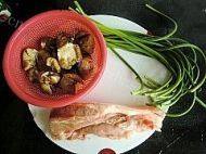 家常菜蒜薹红烧肉做法图解1)