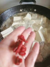 家常菜丑鱼豆腐汤做法图解13)