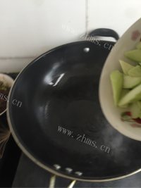 美味的丝瓜肉片汤做法图解4)