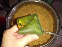 美味的花生鲜肉粽做法图解17)