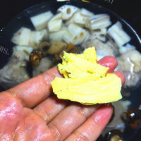 美味十足的墨鱼菌菇养生汤做法图解8)