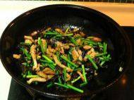 家常菜蒜薹木耳炒肉丝做法图解6)