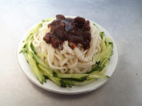美味的牛肉酱拌面