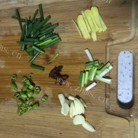 好吃的彩椒微辣子鸡做法图解5)