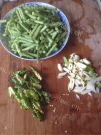 色泽鲜亮的炒豆角做法图解1)