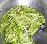 蒜苔炒肉丝做法图解7)