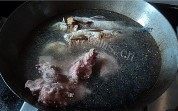 鱼腥草鲫鱼汤做法图解3)