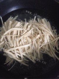 口感不错的凉拌豆腐丝做法图解4)