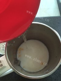 色泽鲜亮的玉米汁做法图解4)
