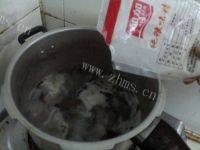 「家有大厨」海带排骨汤做法图解4)