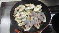 色泽鲜亮的红烧鲅鱼做法图解5)