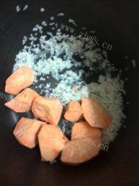 美味的大米红薯粥做法图解4)