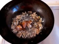 美味红烧肉炖干白菜做法图解8)