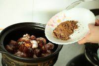 家常菜板栗红烧肉做法图解4)