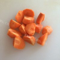 好吃的胡萝卜排骨汤做法图解2)
