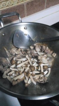 美味的小鸡炖蘑菇做法图解3)
