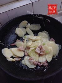 家常菜茭白炒肉做法图解7)