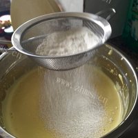 质嫩爽口的海绵蛋糕做法图解6)