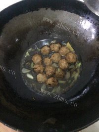 清爽的木耳烩丸子做法图解4)