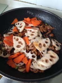 美味的竹芛莲菜炒肉做法图解14)