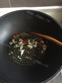 香气浓郁的酸菜炒肉做法图解2)