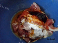 美味的猪肉酸菜炖粉条做法图解1)
