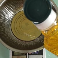 自制蛋黄莲蓉月饼做法图解4)