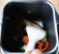 美味香肠锅巴煲仔饭做法图解12)