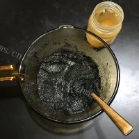 美味的桂花流沙黑芝麻水晶汤做法图解4)