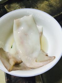 脆嫩可口的烤鱿鱼筒做法图解1)