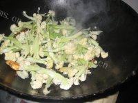 秀色可餐的干煸菜花做法图解5)
