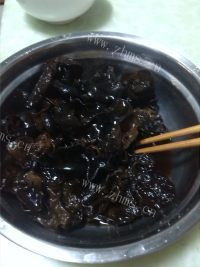 美味的凉拌葱丝木耳做法图解5)