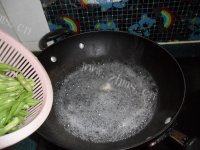 诱人的腊肠炒四季豆做法图解6)