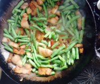 家常菜五花肉炒豆角做法图解5)