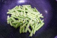 香鲜至极的肉片炒扁豆做法图解5)