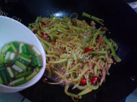 色泽鲜亮的莴笋肉丝做法图解11)