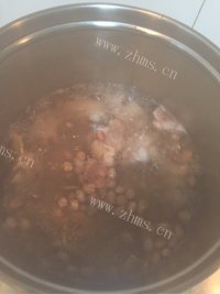 美味的猪蹄花生汤做法图解10)