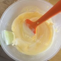 色香味俱全的牛奶蛋糕做法图解8)