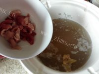 美味的墨鱼瘦肉汤做法图解3)