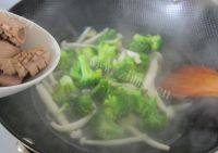 腰花西兰花菌菇汤做法图解8)