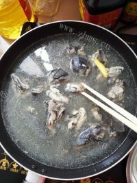美味的红枣乌鸡汤做法图解1)