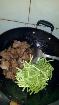 美味的腊肉炒蒜薹做法图解7)