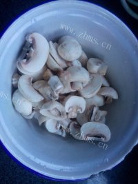 营养美味的双菇烩腐竹做法图解1)