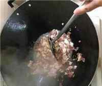 色味俱佳的胡萝卜炒肉丝做法图解4)